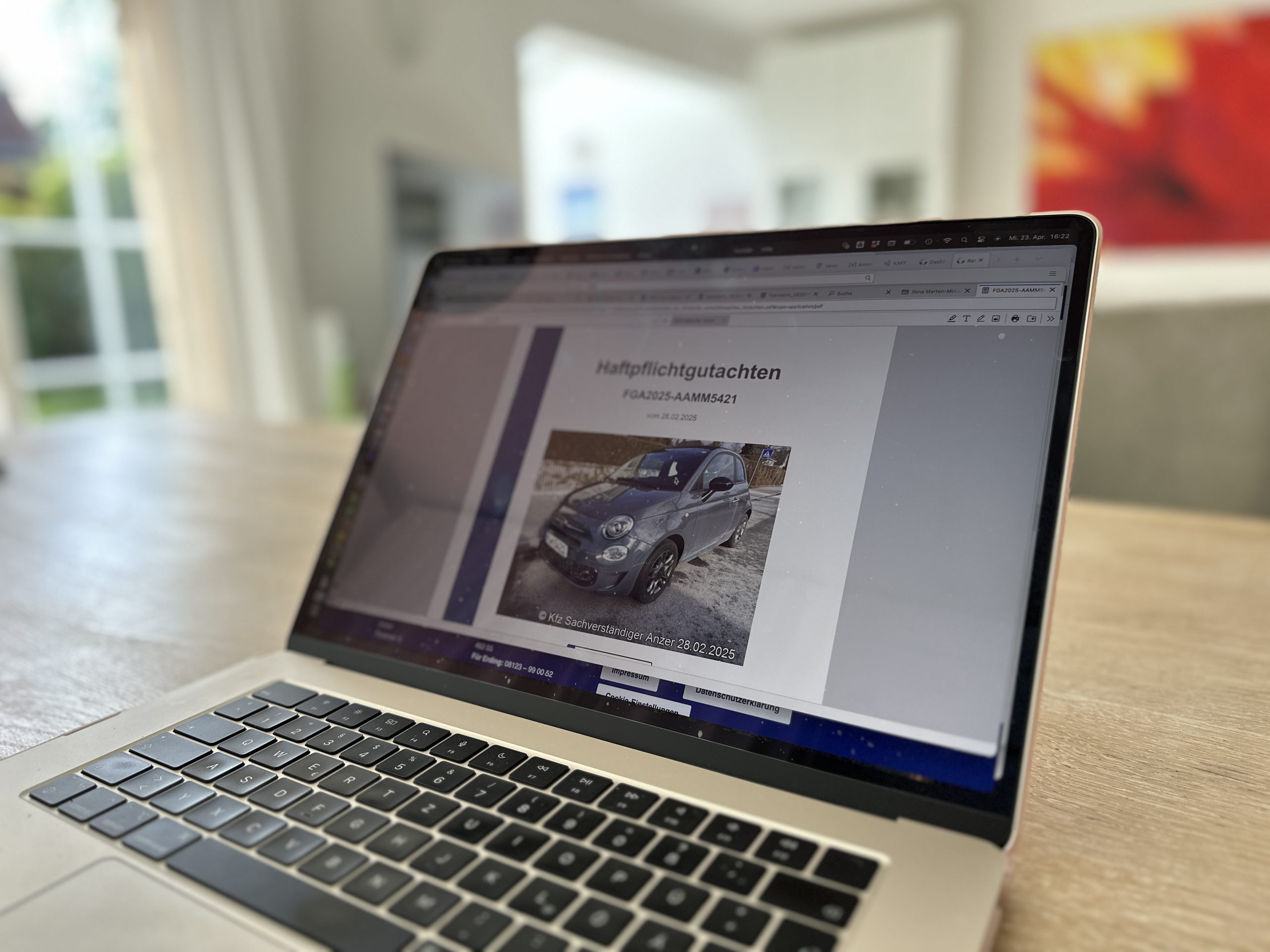 IMG_6456 Was steht in einem Kfz-Gutachten? Verständlich erklärt – alle Punkte aufgelistet! Bild von einem Computer auf dem ein KFZ Gutachten geöffent ist.