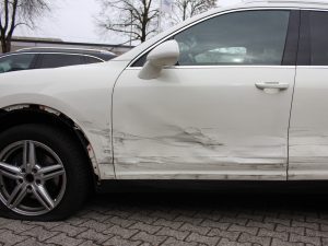Porsche-Unfall in München, Erding, Freising oder Ebersberg. Porsche Fahrertüre in weiß mit seitlichem Unfall