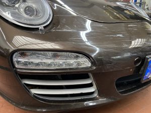 Unfall in München mit Porsche – so sichern Sie Ihren Anspruch - brauner Porsche mit Unfall rechts vorne Kotflügel