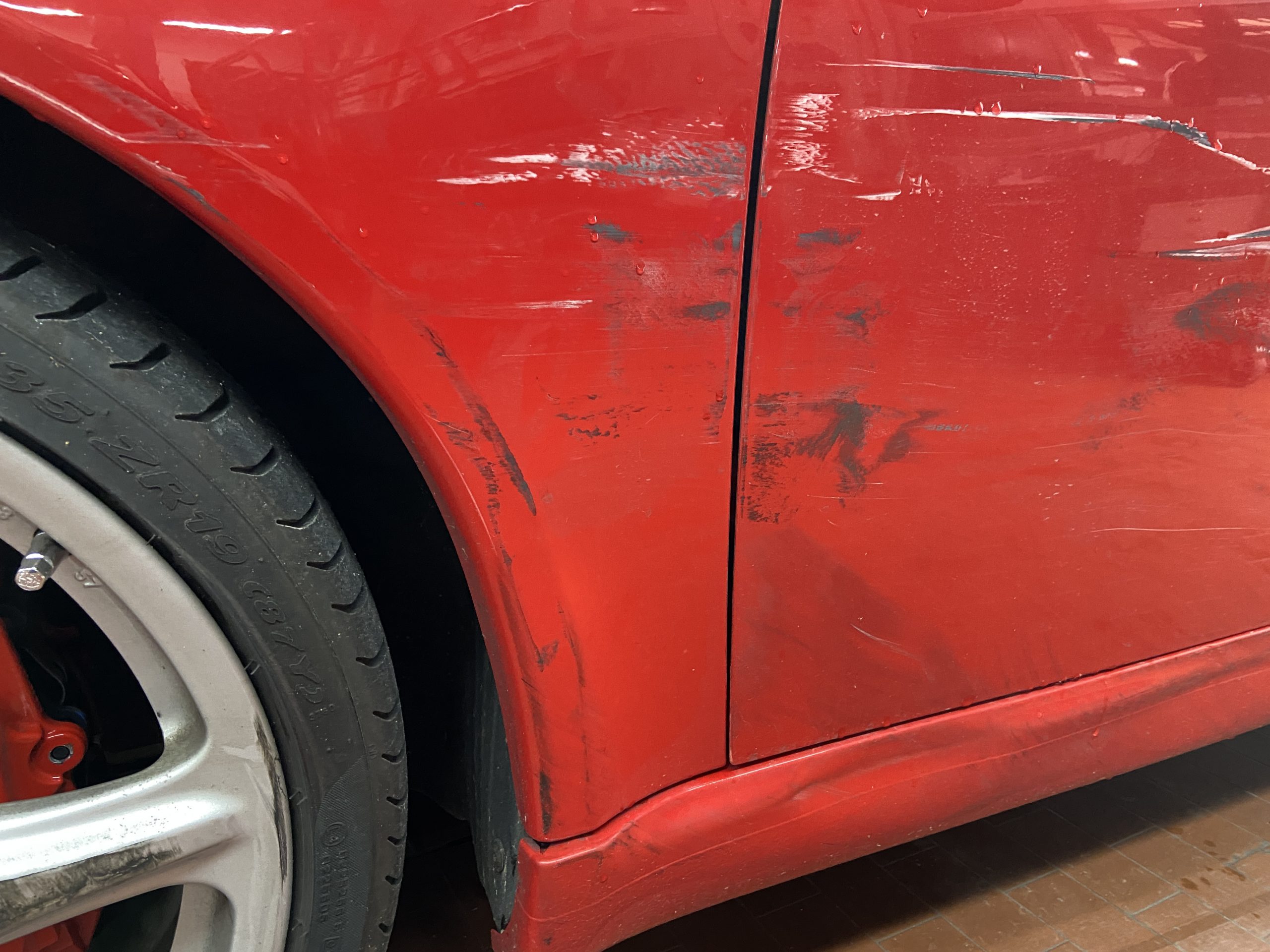 IMG_8276 Porsche 911 Unfall – Verdeckte Schäden aufdecken | SV-Anzer roter porsche mit seitenschaden