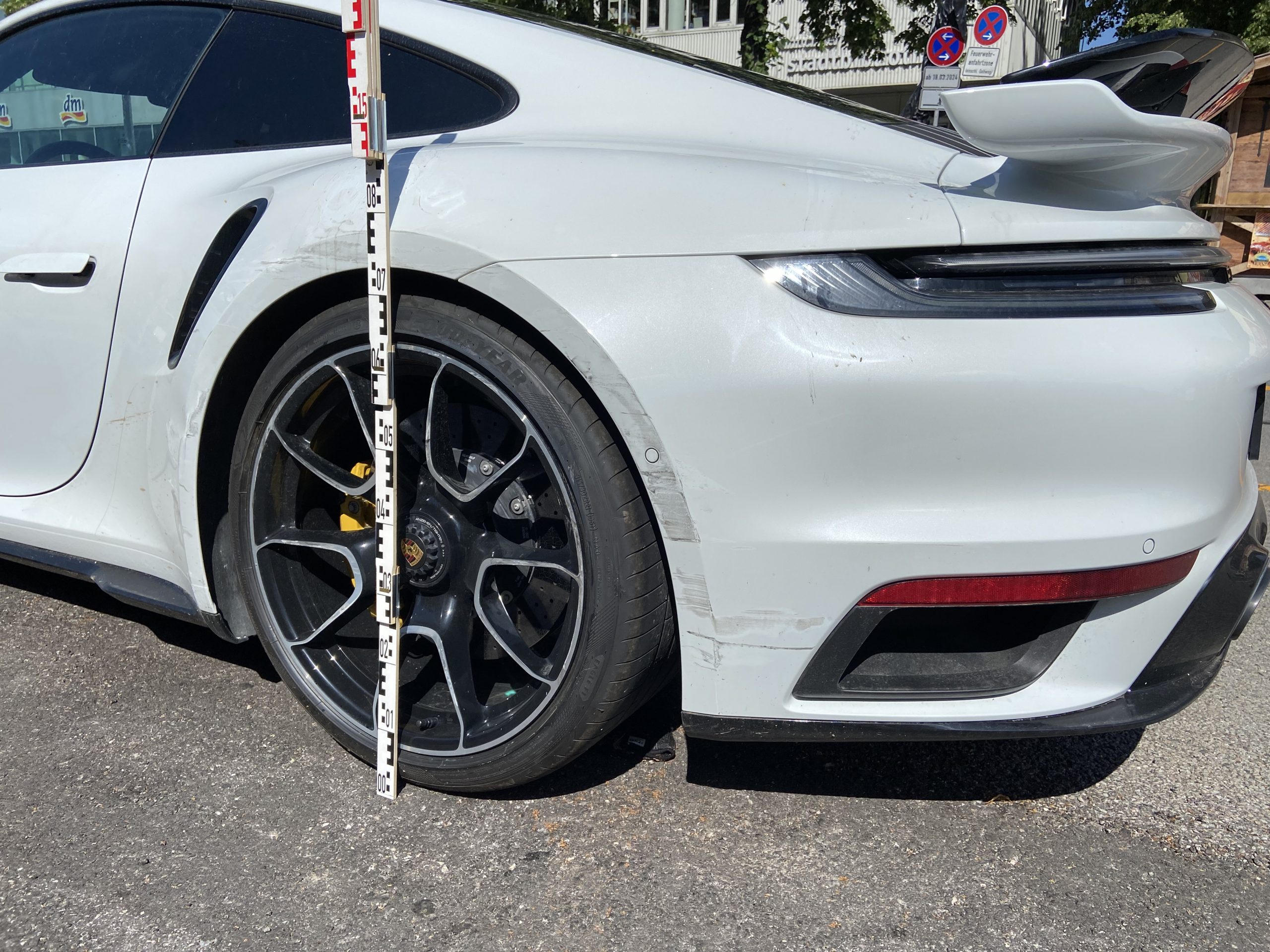 Porsche IMG_8913 Porsche 911 Unfallgutachten – Spezialist für Sportwagen & Oldtimer mit Präzision bis ins Detail - weißer Porsche Turbo mit Abmessungen von Gutachter Andreas Anzer in München