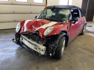 Totalschaden in München oder Freising? Roter Mini mit Totalschaden Front. KFZ Gutachter Anzer erklärt Optionen zu Gutachten und Abrechnung mit der Versicherung.