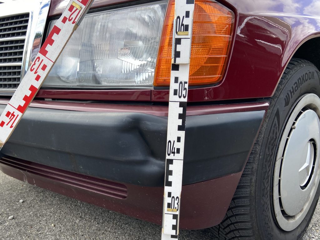 IMG_7205 Kfz Gutachter Anzer Erding erstellt Unfallgutachten für Mercedes-Benz. roter mercedes benz