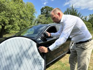 Elektroauto-Unfall in Erding und Umgebung – worauf kommt es beim Gutachten wirklich an? Keywords: E-Auto Gutachten, Tesla Unfall Erding, Elektrofahrzeug Schaden Freising, Erding Elektromobilität verändert alles – auch beim Unfallgutachten. Andreas Anzer bei einem Gutachten