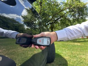 Versicherung schickt eigenen Gutachter, muss ich zustimmen? bild von gutachter anzer bei lackmessung