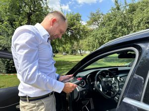 Elektroauto-Unfall in Erding und Umgebung – worauf kommt es beim Gutachten wirklich an? Gutacher Andreas Anzer bei der Begutachtung eines schwarzen Elektroautos