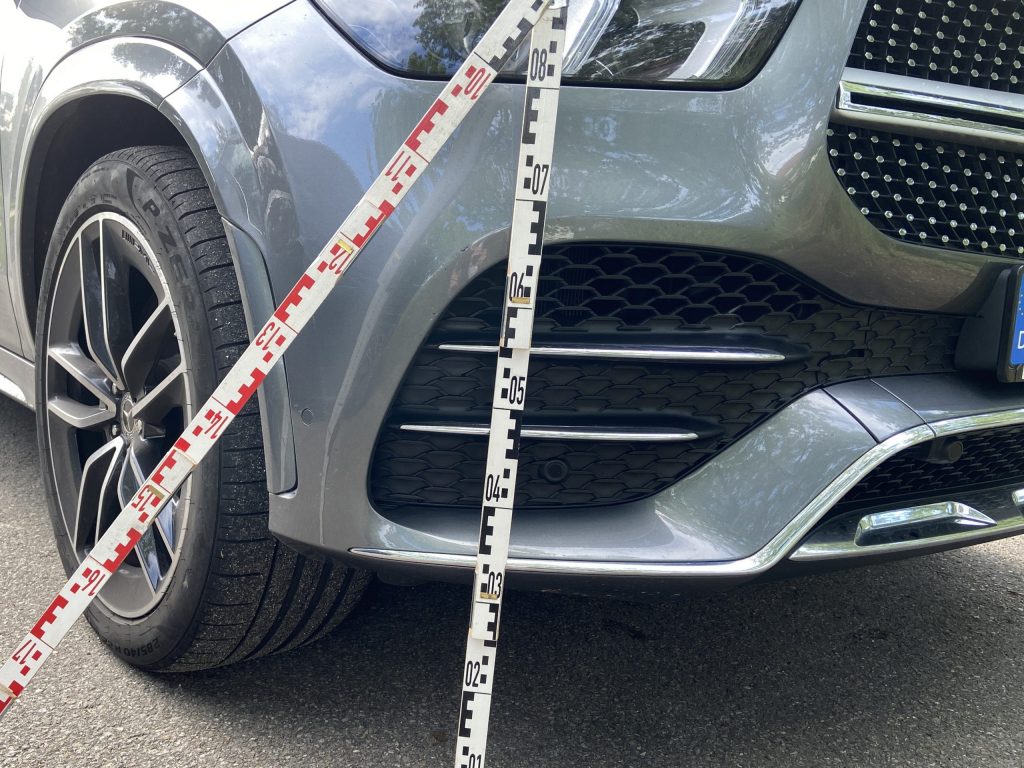 IMG_8058 Schadengutachten Mercedes-Benz Erding – unabhängige Begutachtung. Silberner Mercedes Front, die ausgemessen wird