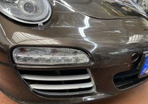 Unfall in München mit Porsche – so sichern Sie Ihren Anspruch - brauner Porsche mit Unfall rechts vorne Kotflügel