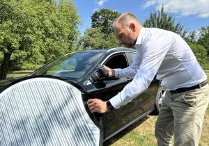 Elektroauto-Unfall in Erding und Umgebung – worauf kommt es beim Gutachten wirklich an? Keywords: E-Auto Gutachten, Tesla Unfall Erding, Elektrofahrzeug Schaden Freising, Erding Elektromobilität verändert alles – auch beim Unfallgutachten. Andreas Anzer bei einem Gutachten