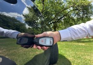 Versicherung schickt eigenen Gutachter, muss ich zustimmen? bild von gutachter anzer bei lackmessung