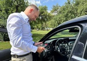 Elektroauto-Unfall in Erding und Umgebung – worauf kommt es beim Gutachten wirklich an? Gutacher Andreas Anzer bei der Begutachtung eines schwarzen Elektroautos