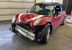 Totalschaden in München oder Freising? Roter Mini mit Totalschaden Front. KFZ Gutachter Anzer erklärt Optionen zu Gutachten und Abrechnung mit der Versicherung.