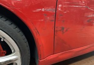 Porsche 911 Unfall – Verdeckte Schäden aufdecken | SV-Anzer roter porsche mit seitenschaden