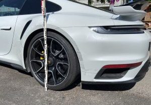 Porsche 911 Unfallgutachten – Spezialist für Sportwagen & Oldtimer mit Präzision bis ins Detail - weißer Porsche Turbo mit Abmessungen von Gutachter Andreas Anzer in München